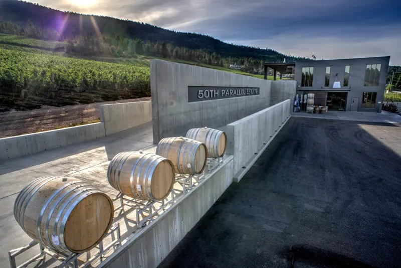 Entrance wall with barrels and the estate name